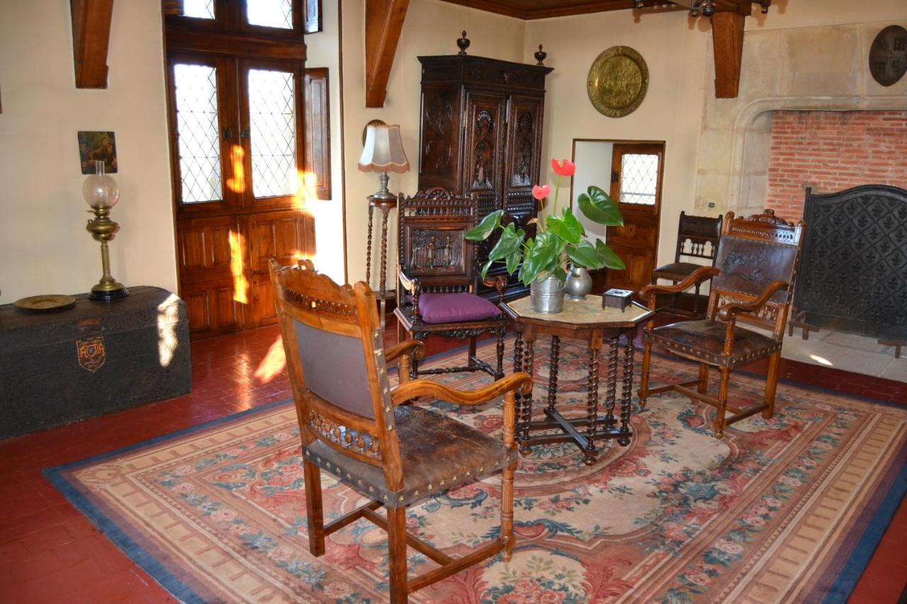 Chateau De Peufeilhoux Vallon-en-Sully Exterior foto