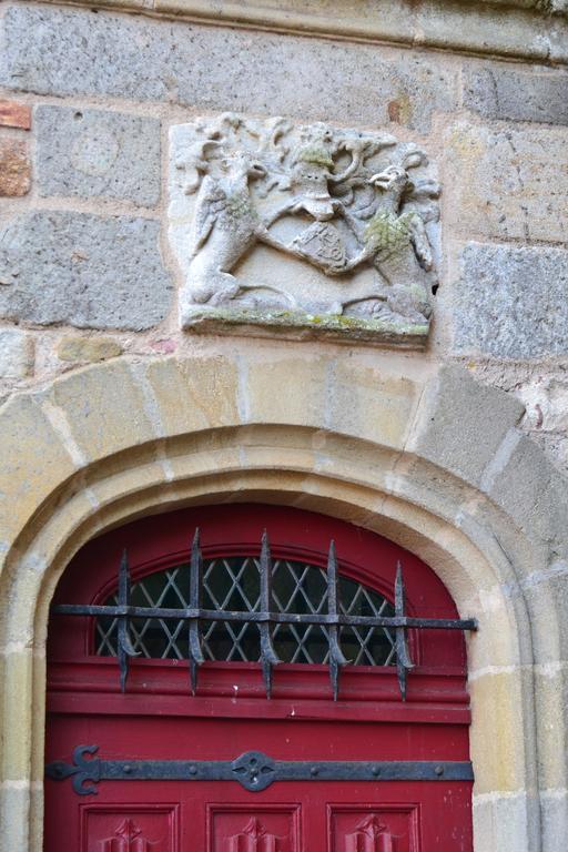 Chateau De Peufeilhoux Vallon-en-Sully Exterior foto