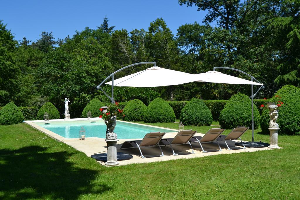 Chateau De Peufeilhoux Vallon-en-Sully Exterior foto