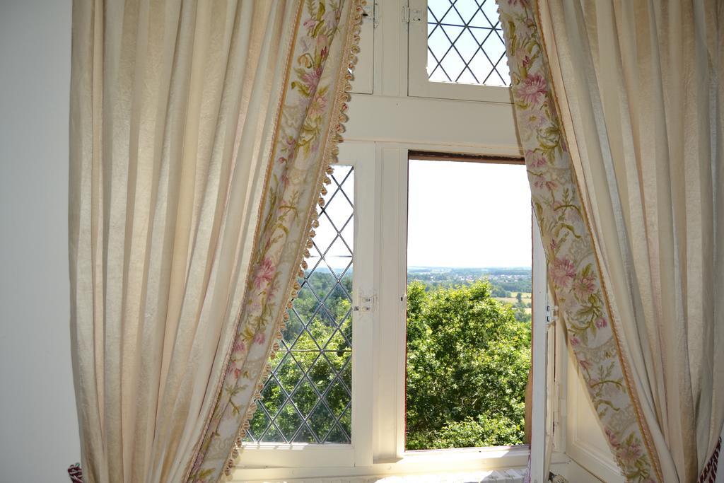 Chateau De Peufeilhoux Vallon-en-Sully Exterior foto